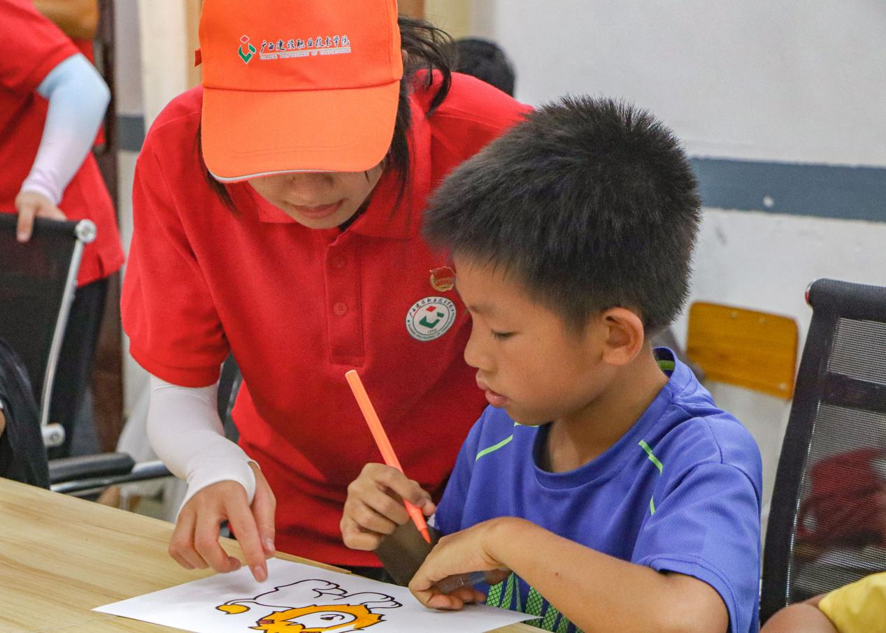 觀察團(tuán)成員指導(dǎo)小朋友繪畫