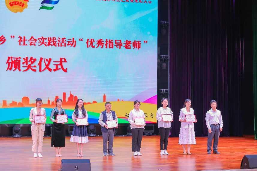 伍耿清副校長為“優(yōu)秀指導老師”獲獎代表頒獎