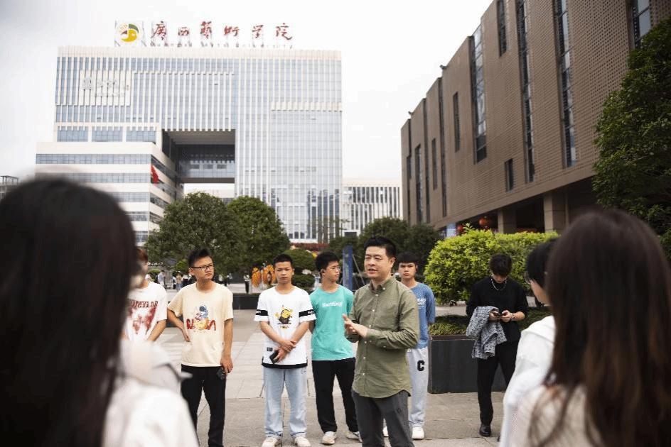 家具造型設(shè)計(jì)專業(yè)教師李明炅給同學(xué)們介紹本次活動(dòng)