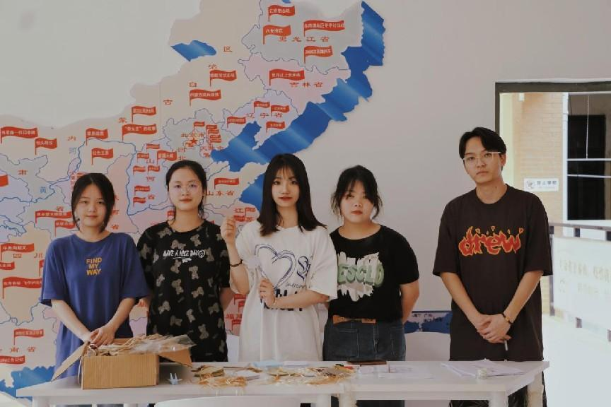 易班工作人員發(fā)放活動材料