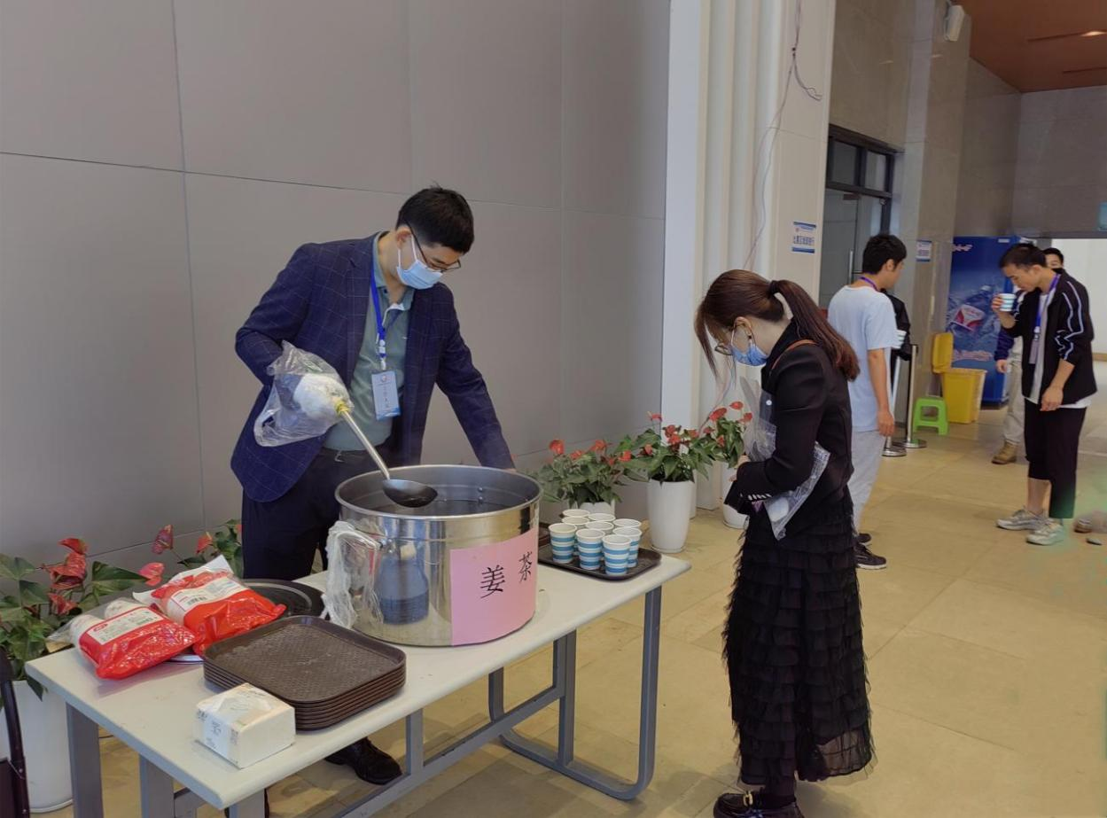 工作人員為參賽選手、裁判、志愿者精心準備了姜茶驅寒暖身