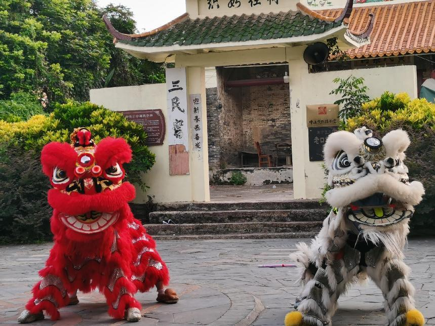 實踐團成員表演“地獅”