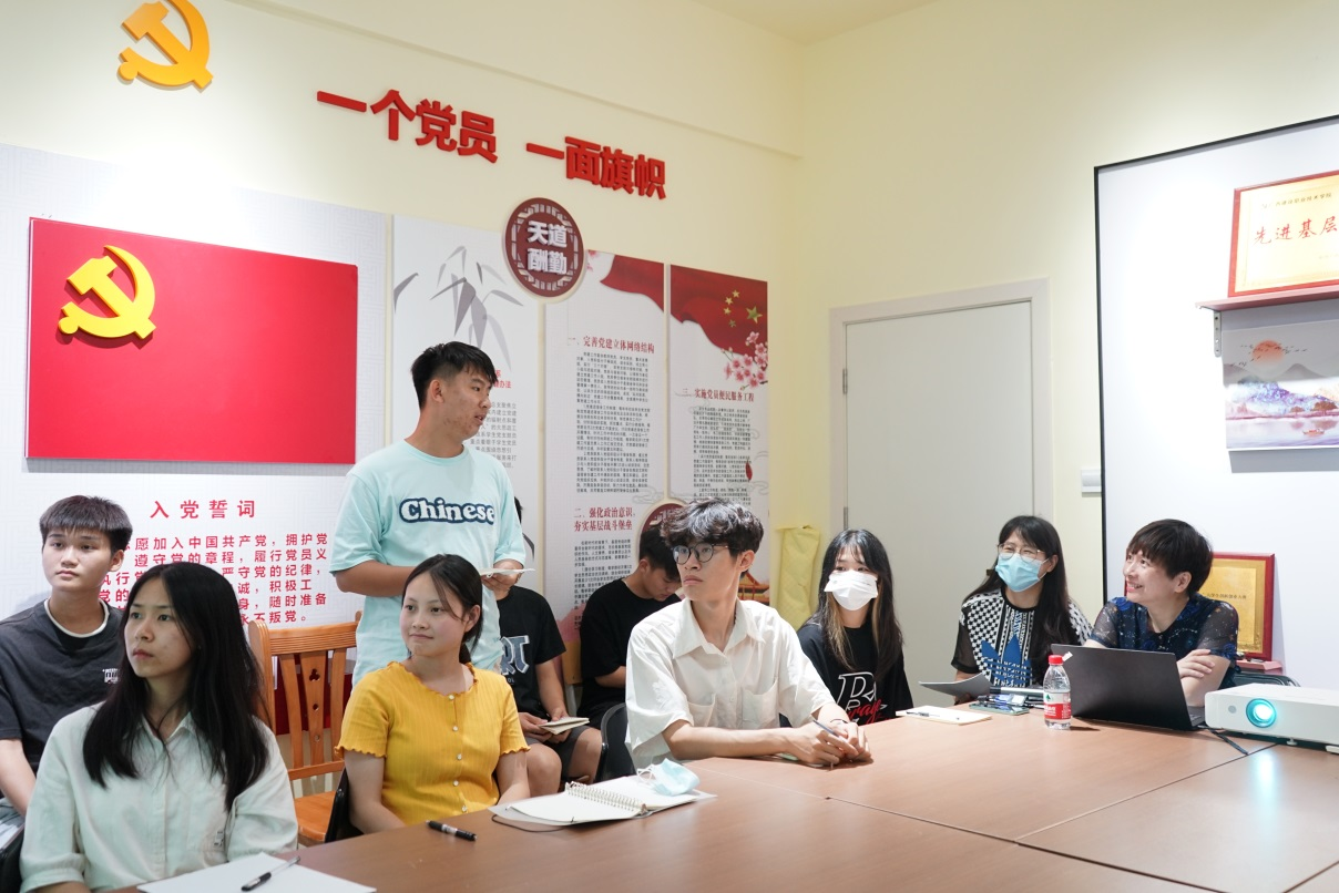 周舟部長和學(xué)生溝通交流