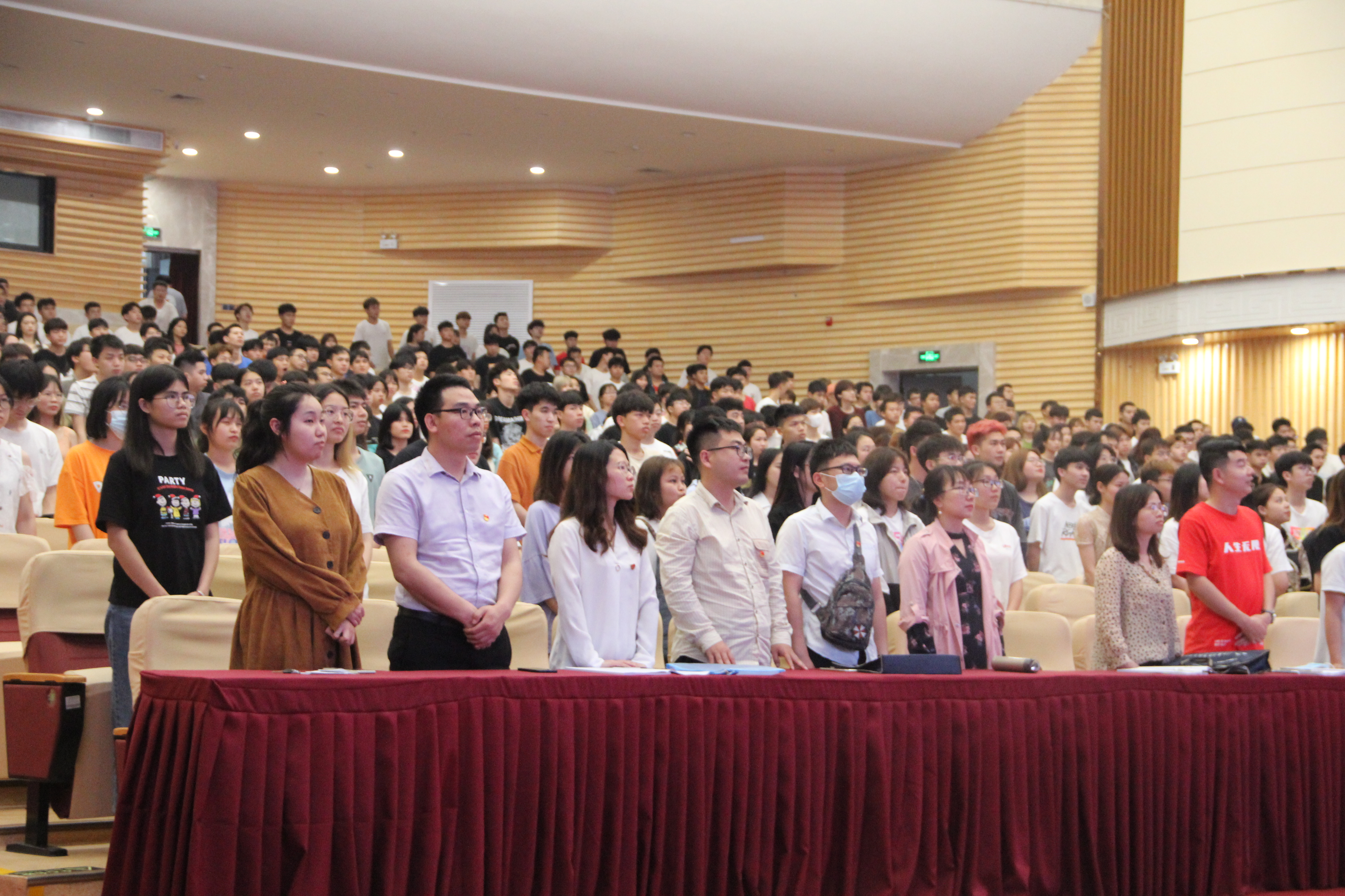 師生齊唱《沒有共產(chǎn)黨就沒有新中國》