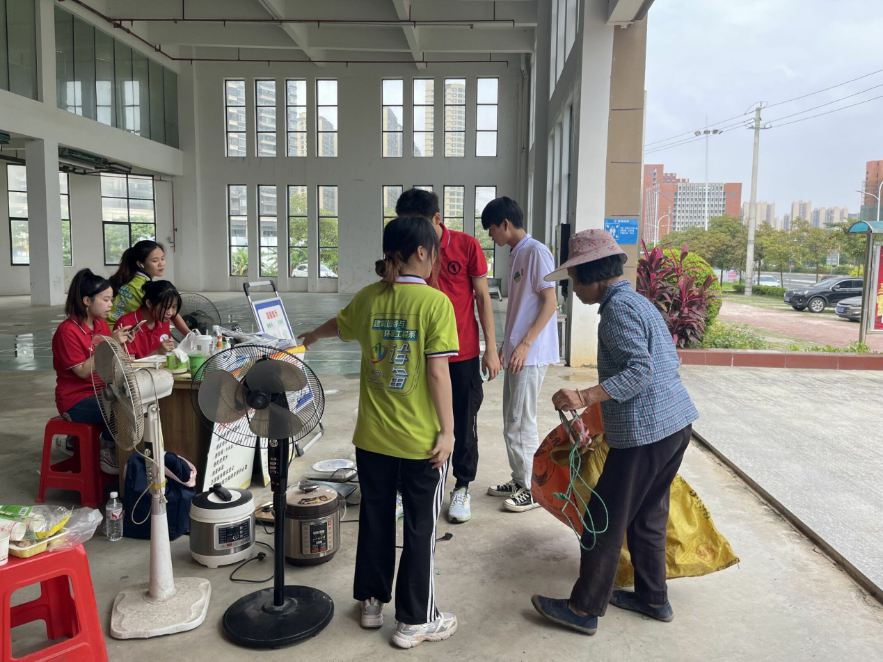 村民送來(lái)有故障的家用電器