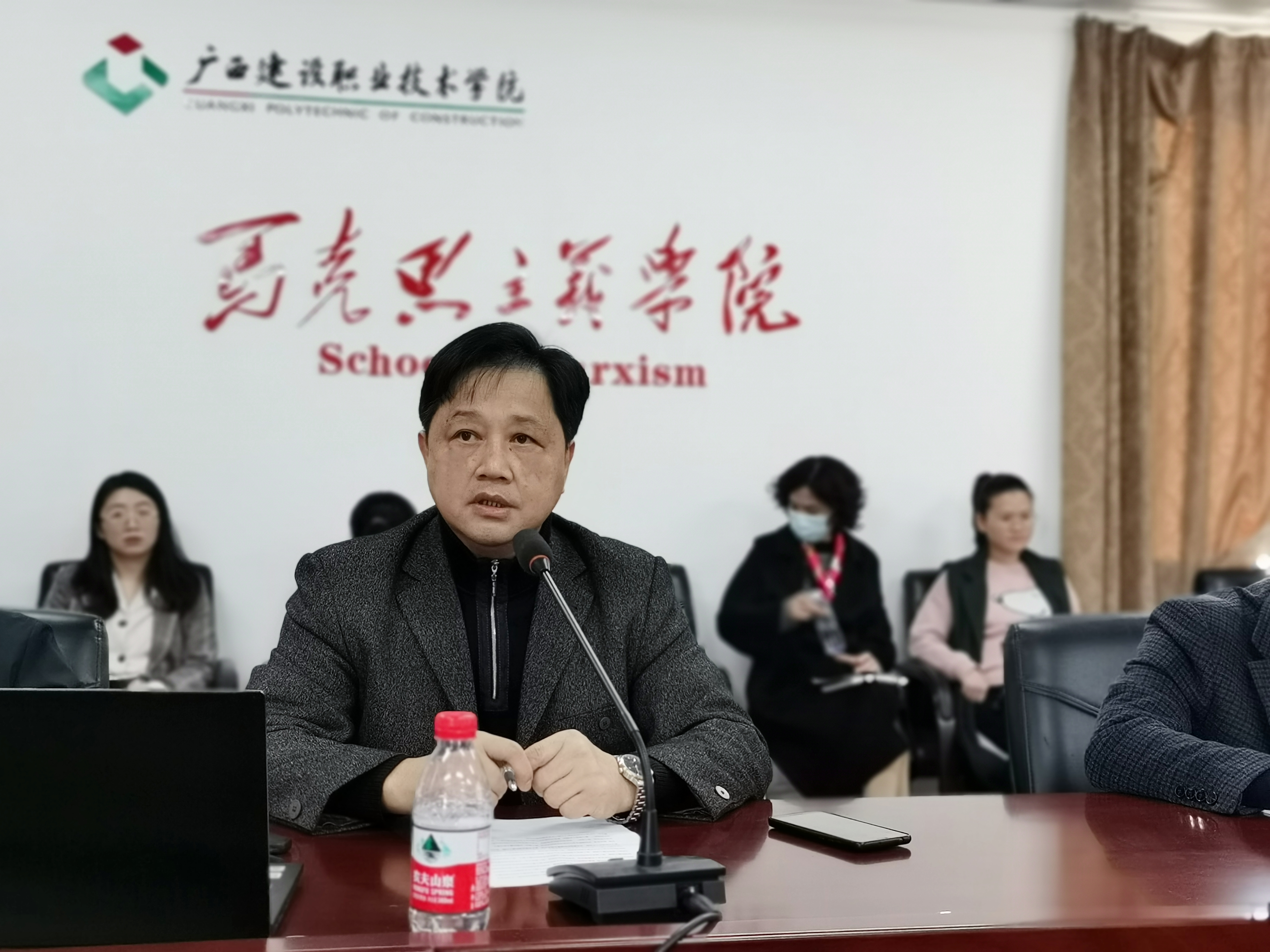 學校黨委副書記曾繁雄參加會議并發(fā)言