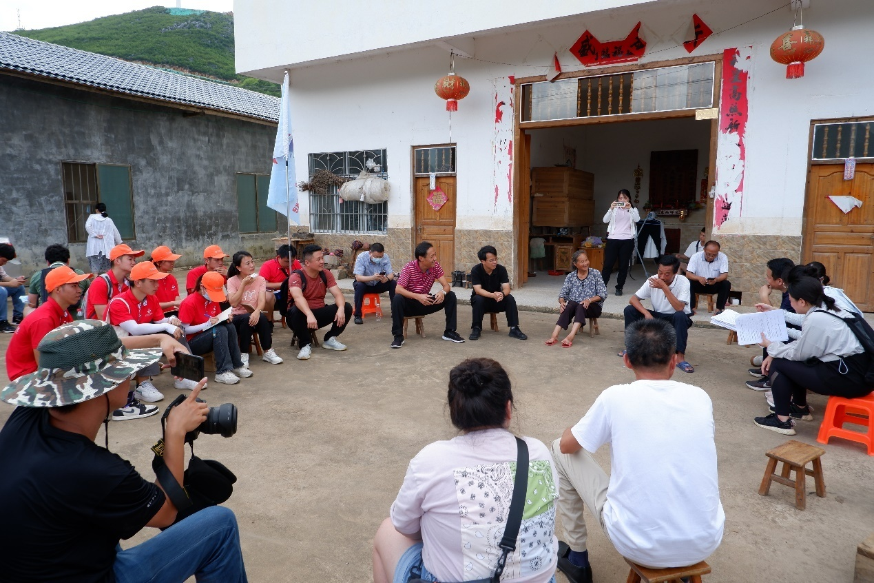 與專家組、清華大學教授團隊一起進行村民訪談