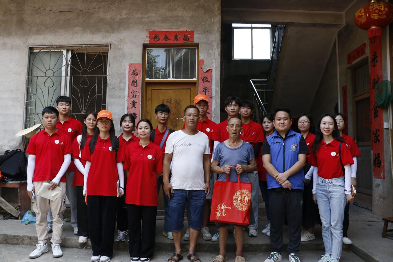 老黨員周一龍（前排右三）與實(shí)踐團(tuán)成員合影