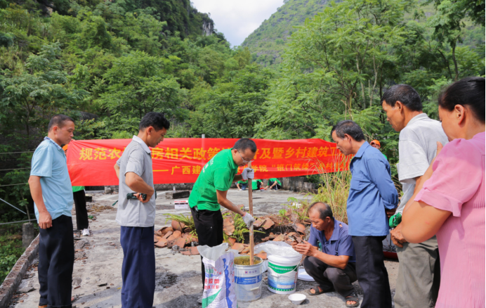實踐隊成員對村民進行房屋修繕技能培訓(xùn)