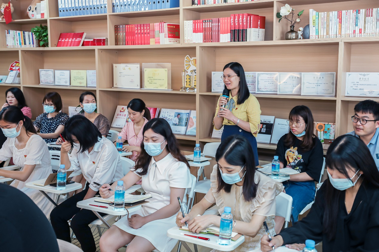 管理工程學(xué)院輔導(dǎo)員寧鈺球老師發(fā)言