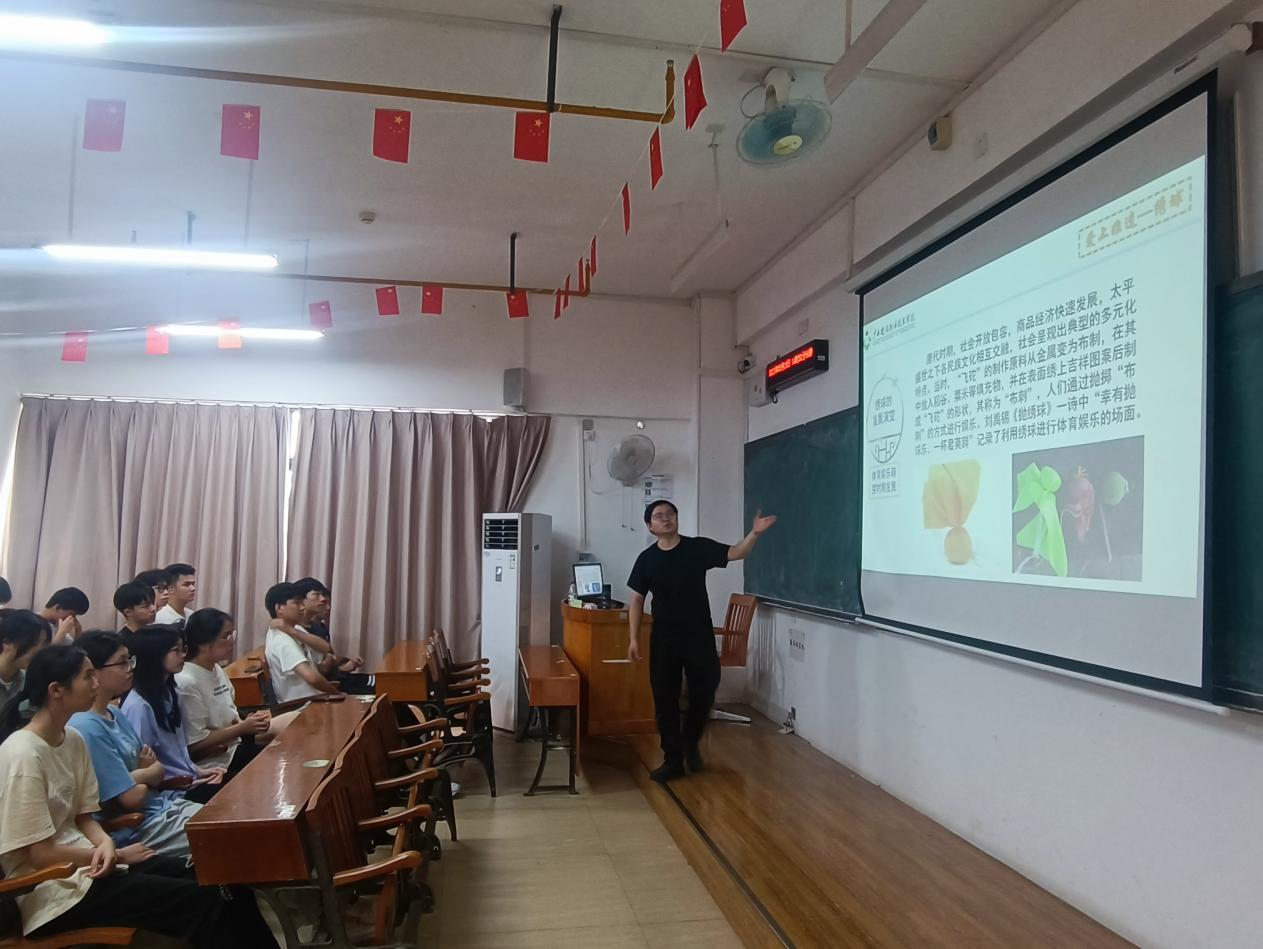 黃華老師向同學(xué)們介紹繡球文化