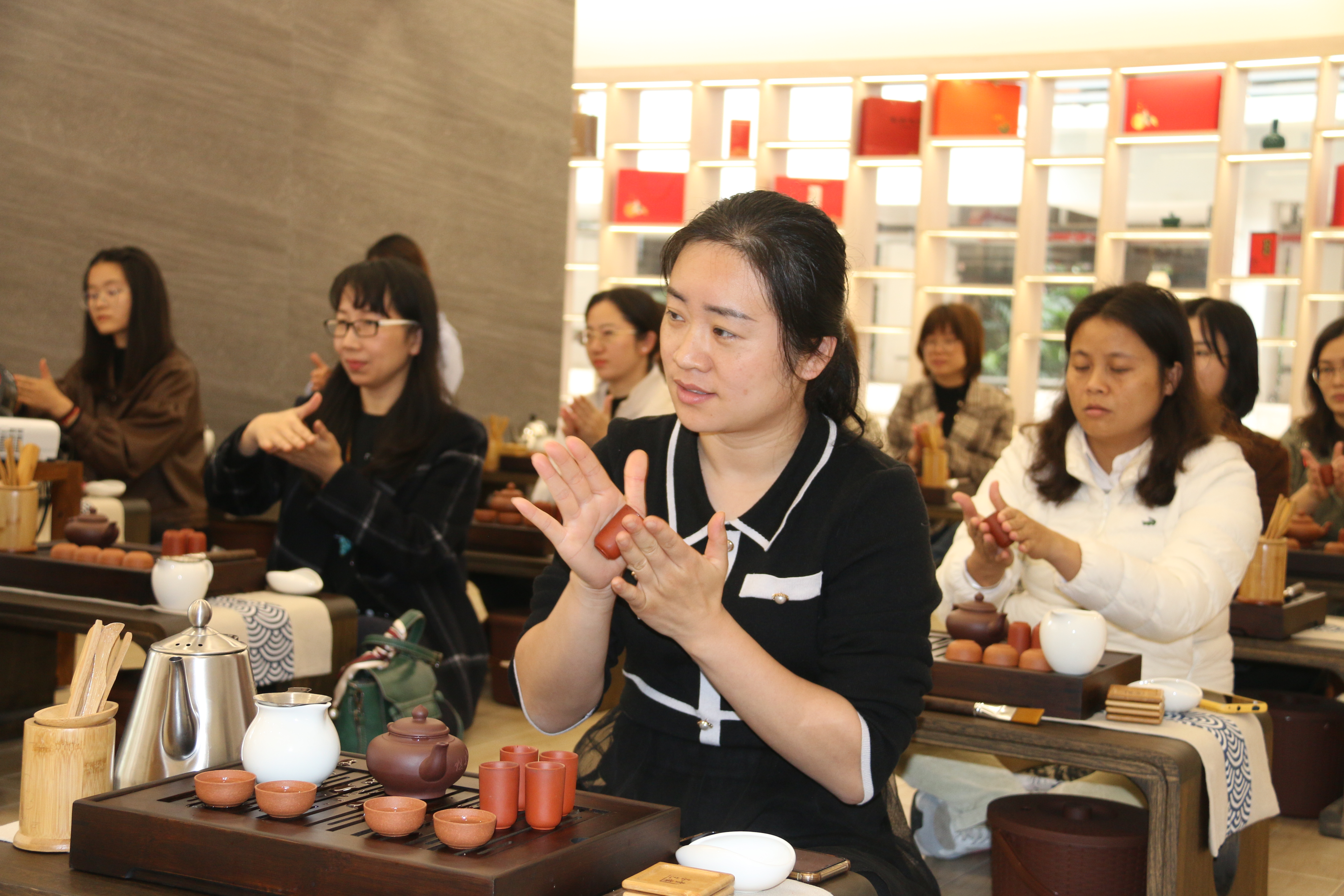 女職工正在學習茶藝