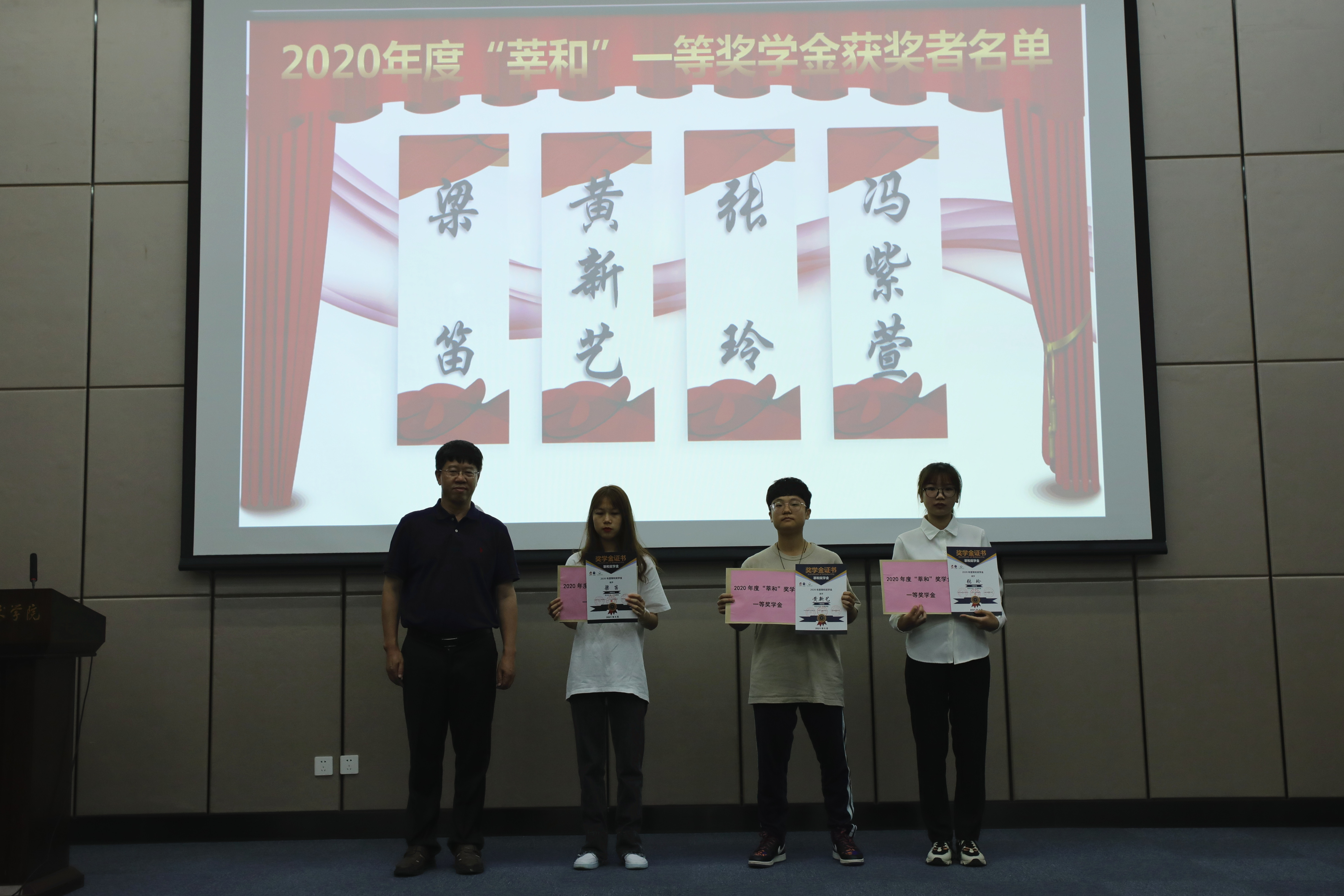 張永董事長為獲獎(jiǎng)學(xué)生頒獎(jiǎng)