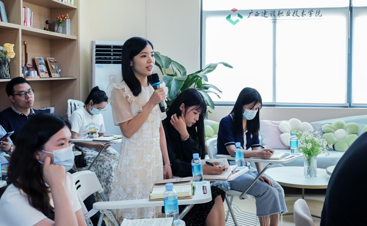 信息工程學(xué)院輔導(dǎo)員黃來(lái)珠老師發(fā)言