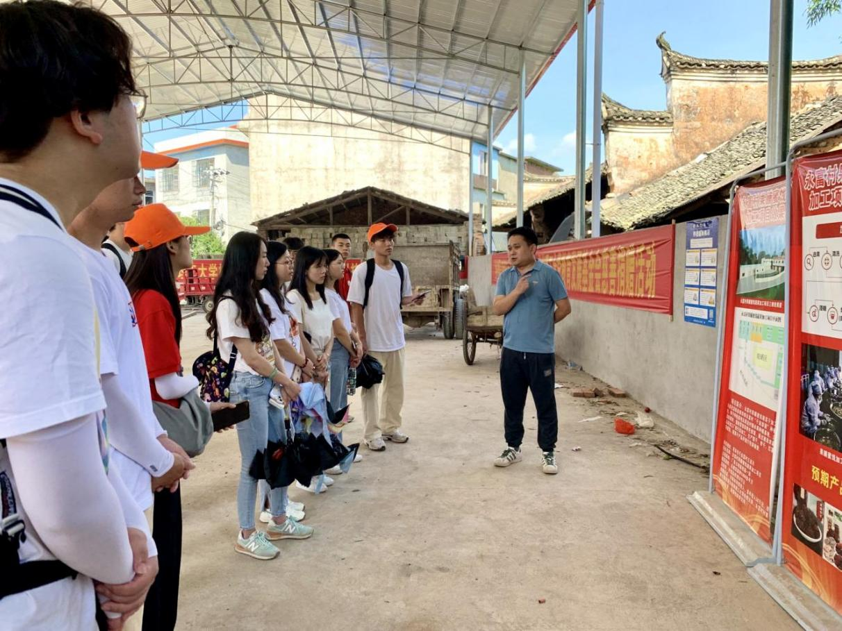 觀察團(tuán)到永富村果脯蜜餞蔬果加工廠建設(shè)現(xiàn)場調(diào)研