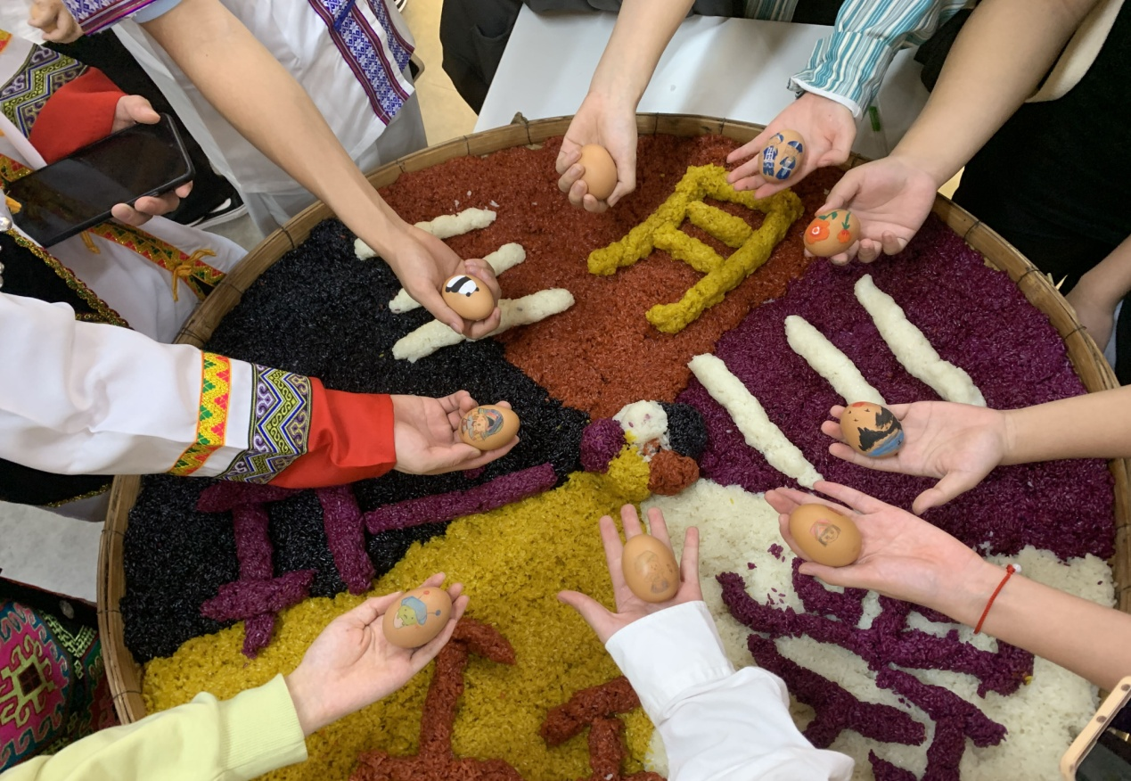 畫彩蛋、制作五色糯米飯，體驗(yàn)民俗文化