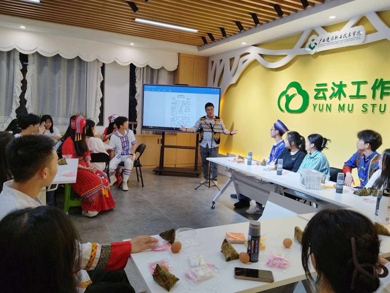 建筑與規(guī)劃學(xué)院輔導(dǎo)員田申老師指導(dǎo)并領(lǐng)唱山歌