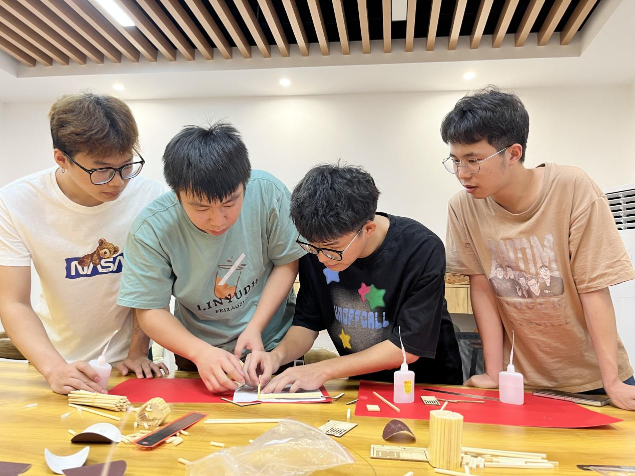 學(xué)生分小組討論搭建方式