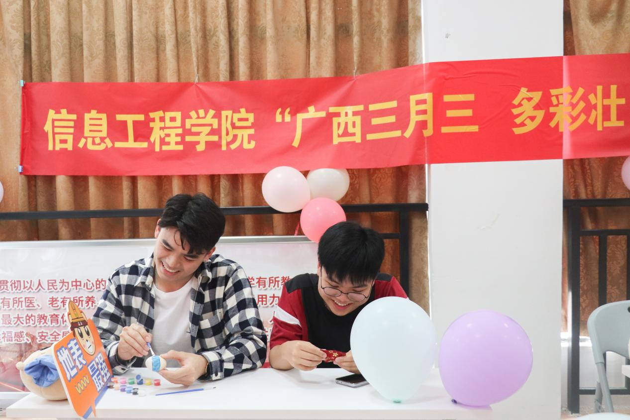 留學(xué)生參與繪制彩蛋