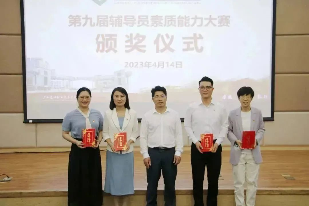 伍耿清副校長(zhǎng)為一等獎(jiǎng)獲獎(jiǎng)選手頒獎(jiǎng)