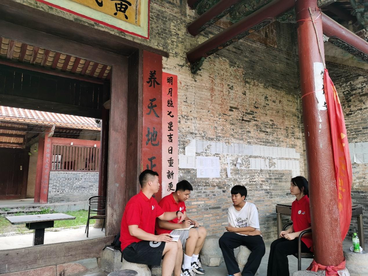 實踐團成員在“老口村黃氏宗祠”中訪談當地村民