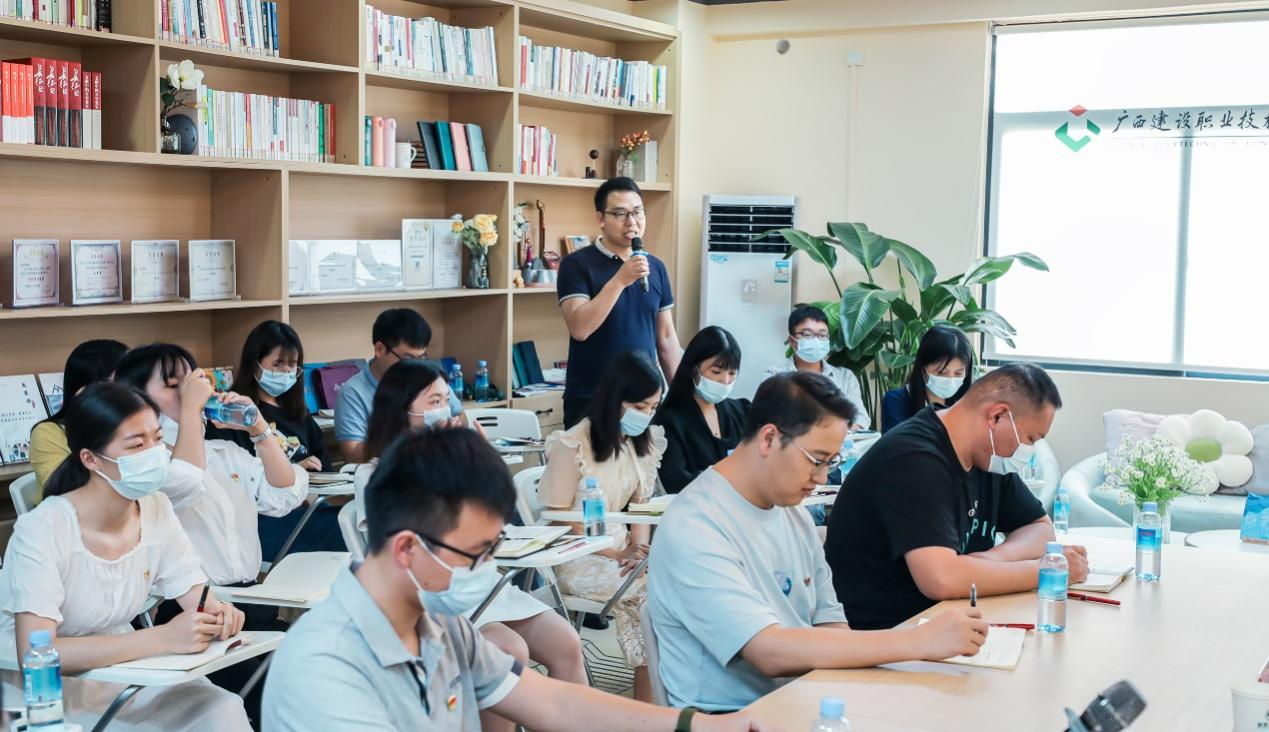 設(shè)備與環(huán)境學(xué)院輔導(dǎo)員任龍靜老師發(fā)言