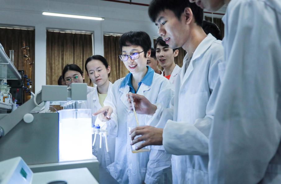 楊文婷老師與同學們學習污水水質分析實驗操作