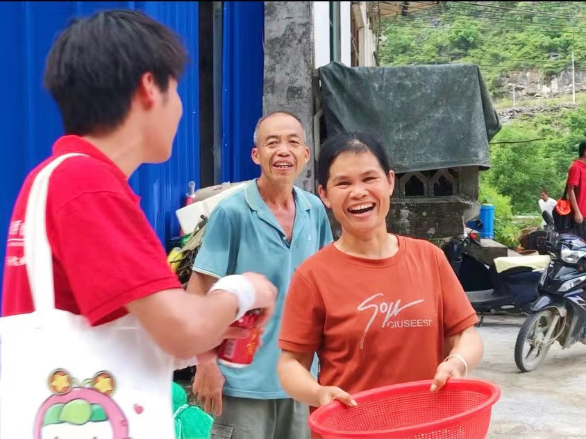 實踐團成員為村民修補好漏水屋頂后，村民露出了滿意的笑容
