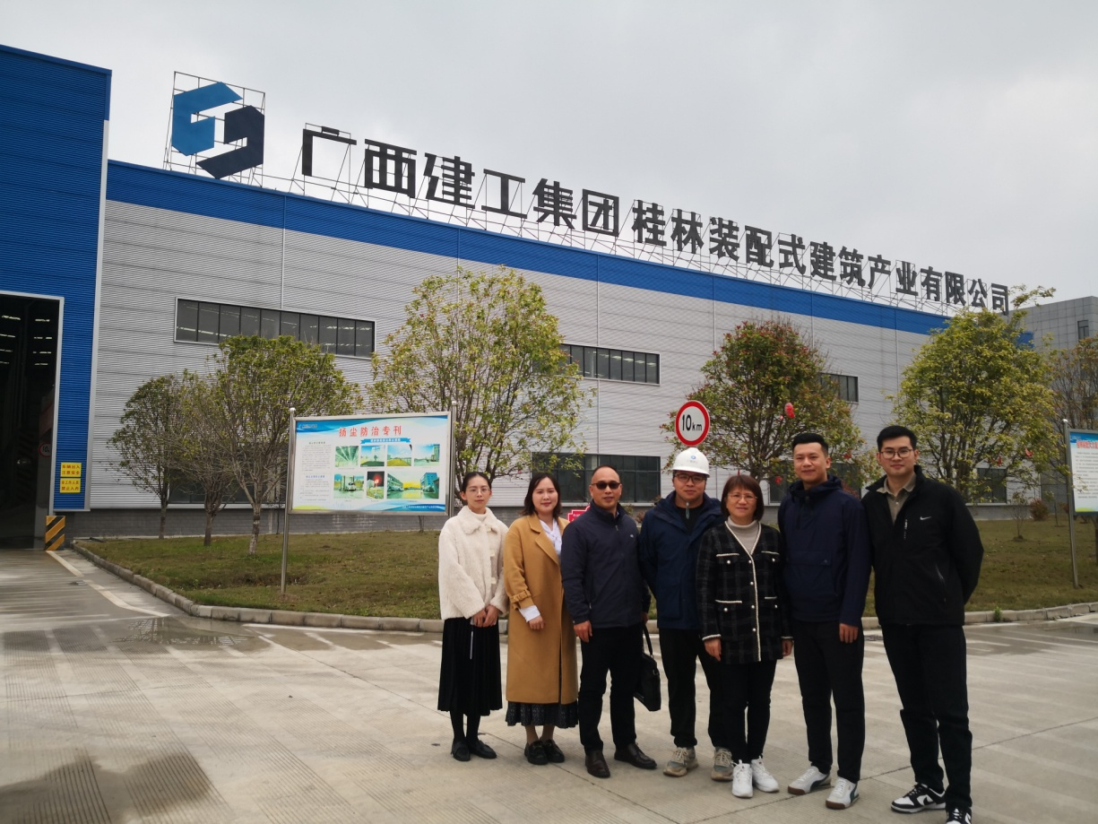 姚琦院長(zhǎng)一行走訪廣西建工集團(tuán)桂林裝配式建筑產(chǎn)業(yè)有限公司與盧凱等3位校友合影