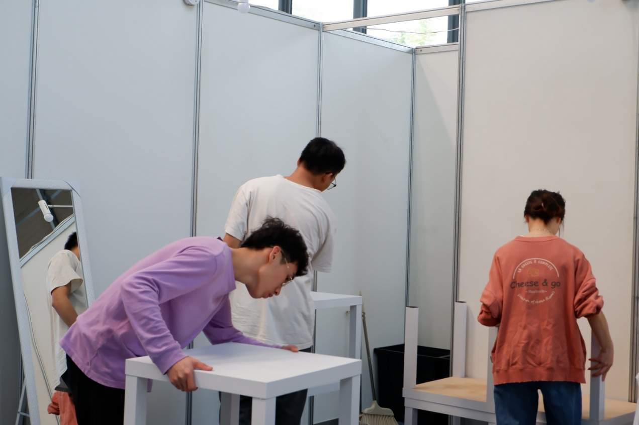 志愿者協(xié)助布展