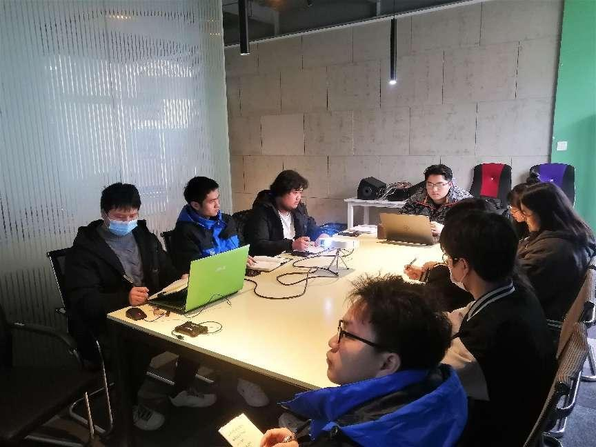 實習(xí)期間羅耿神作為項目負責(zé)人指導(dǎo)團隊開展施工現(xiàn)場建模工作